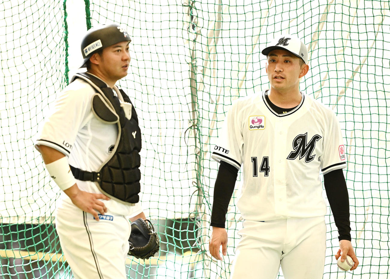 ブルペンの投球練習を終えたロッテ小島（右）は捕手佐藤と話す（撮影・滝沢徹郎）