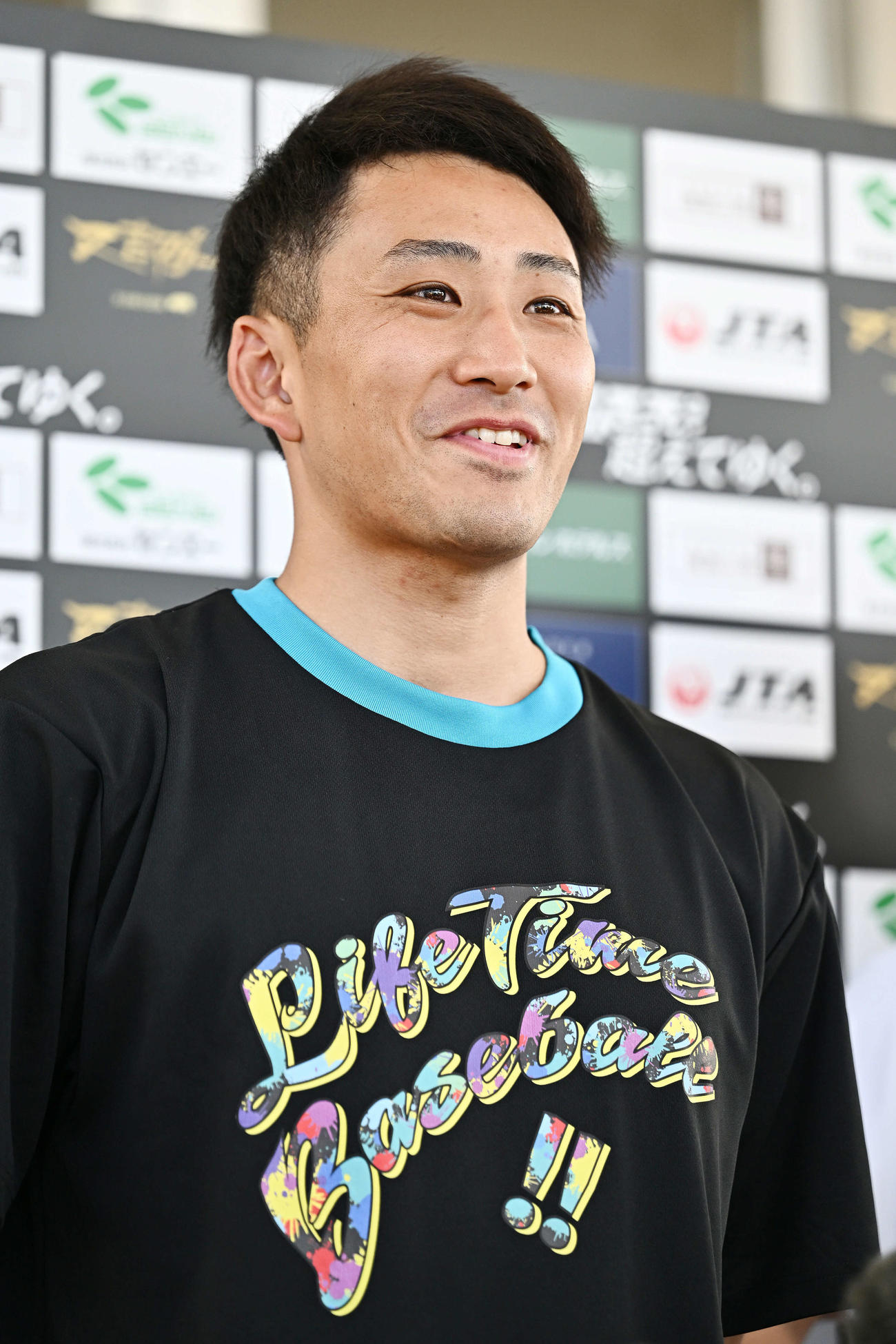「LifeTime Baseball」のTシャツ姿で取材に応じるロッテ小島（撮影・滝沢徹郎）