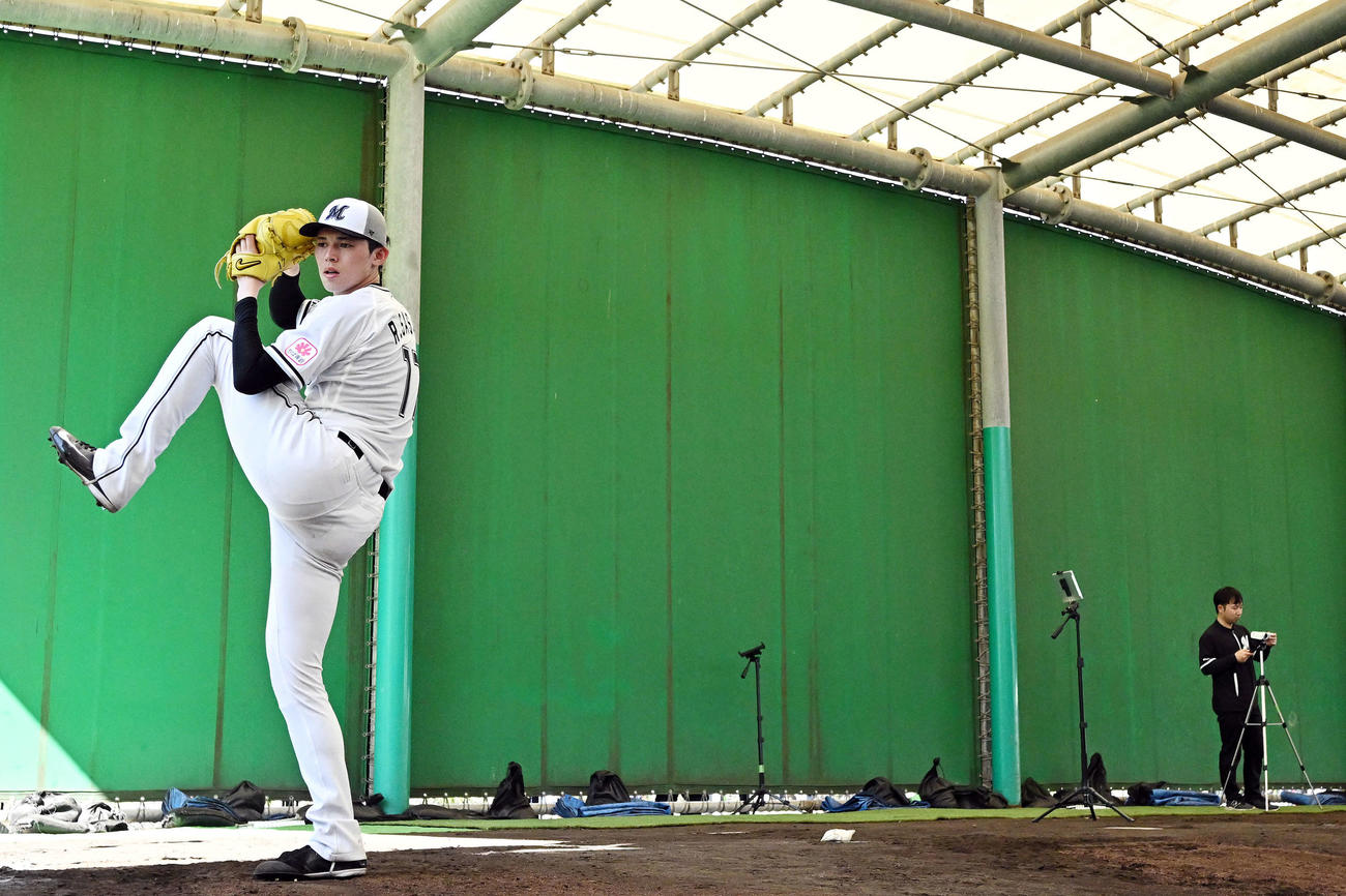 ブルペンで投球練習するロッテ佐々木（撮影・滝沢徹郎）