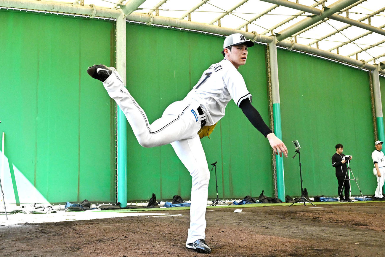 ブルペンで投球練習するロッテ佐々木（撮影・滝沢徹郎）