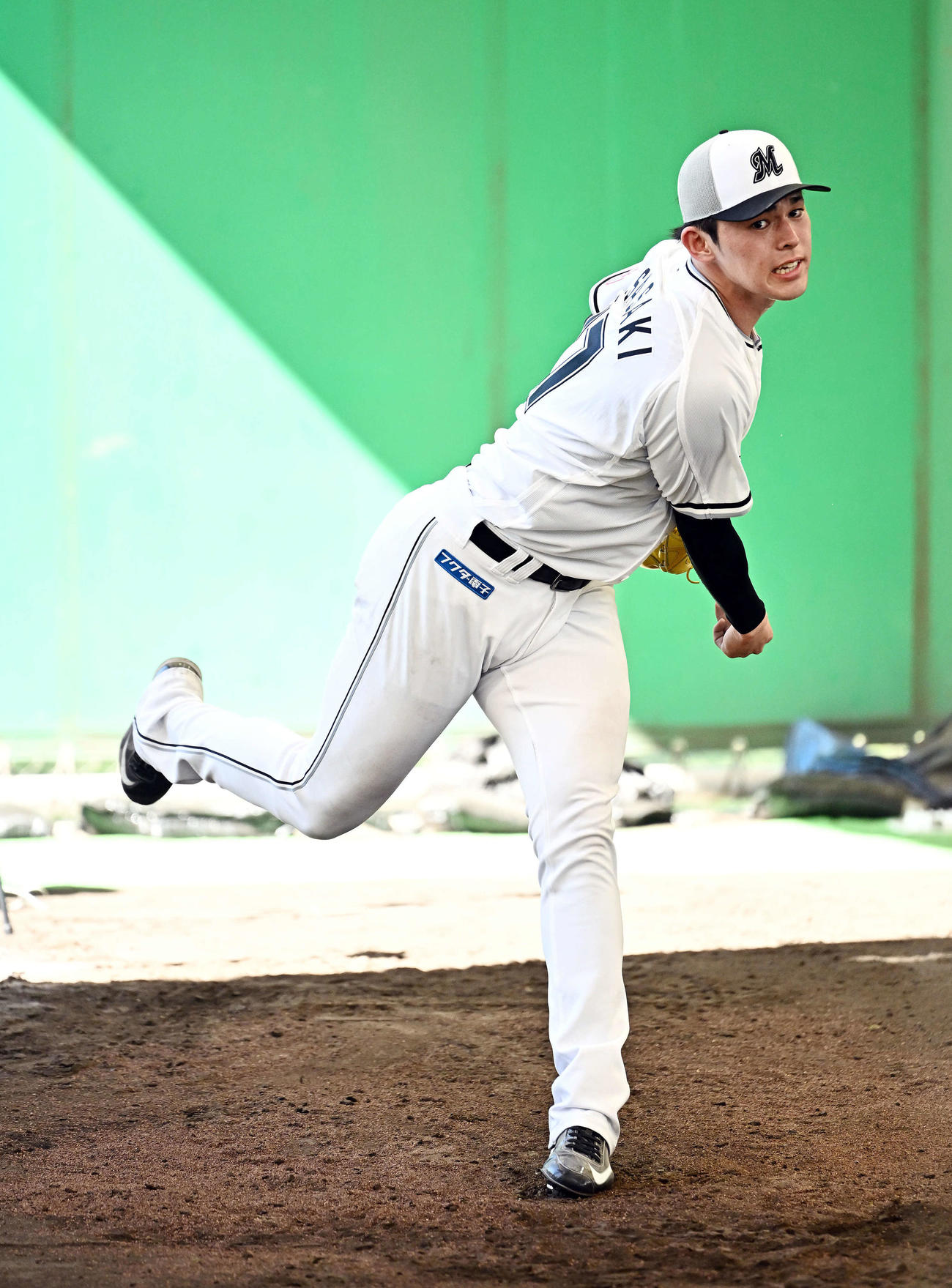 ブルペンで投球練習するロッテ佐々木（撮影・滝沢徹郎）