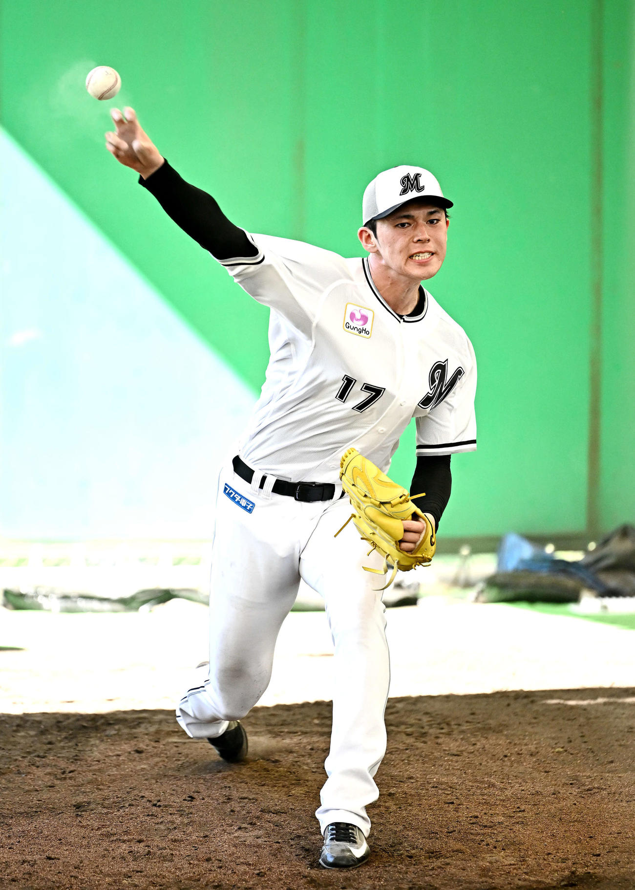 ブルペンで投球練習するロッテ佐々木（撮影・滝沢徹郎）