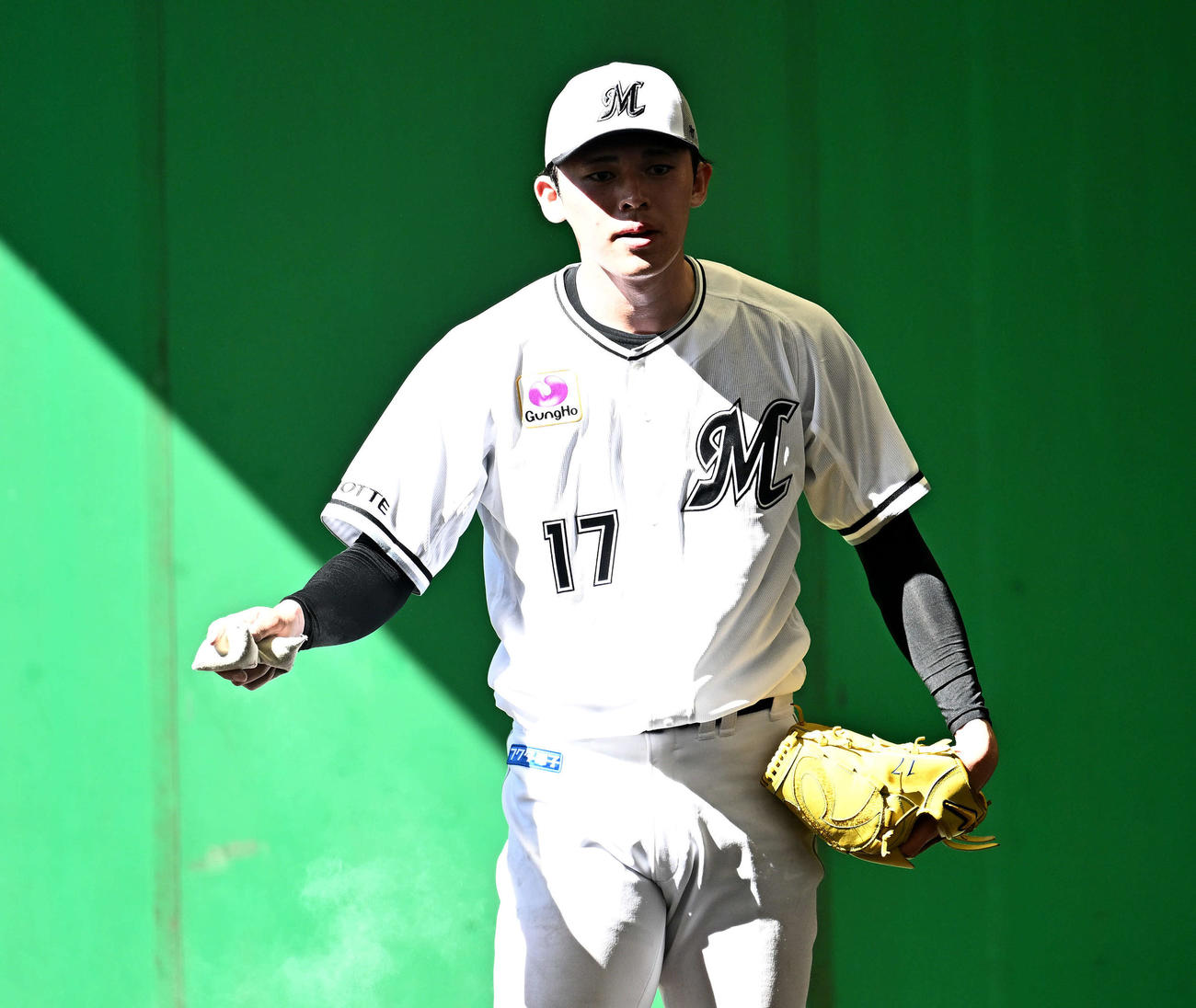 ブルペンの投球練習に臨むロッテ佐々木（撮影・滝沢徹郎）