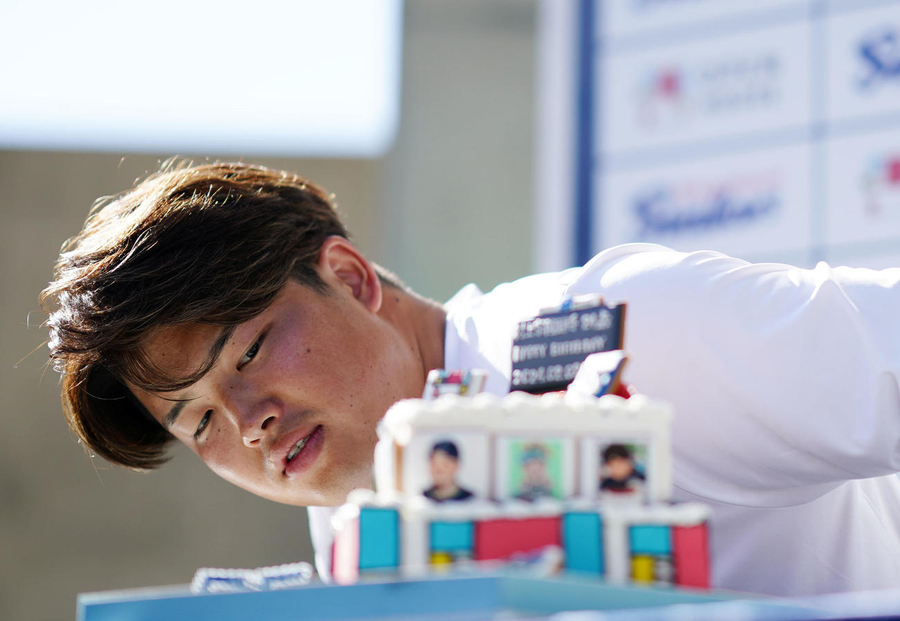 誕生日ケーキをのぞき込むヤクルト村上（撮影・横山健太）
