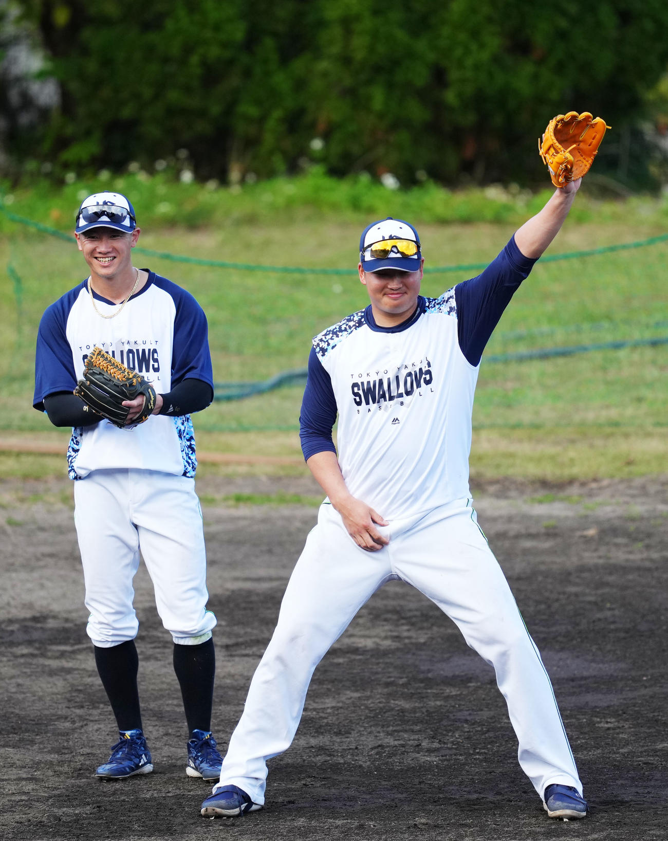 守備練習中に西川（左）とファンから誕生日を祝福された村上（撮影・横山健太）