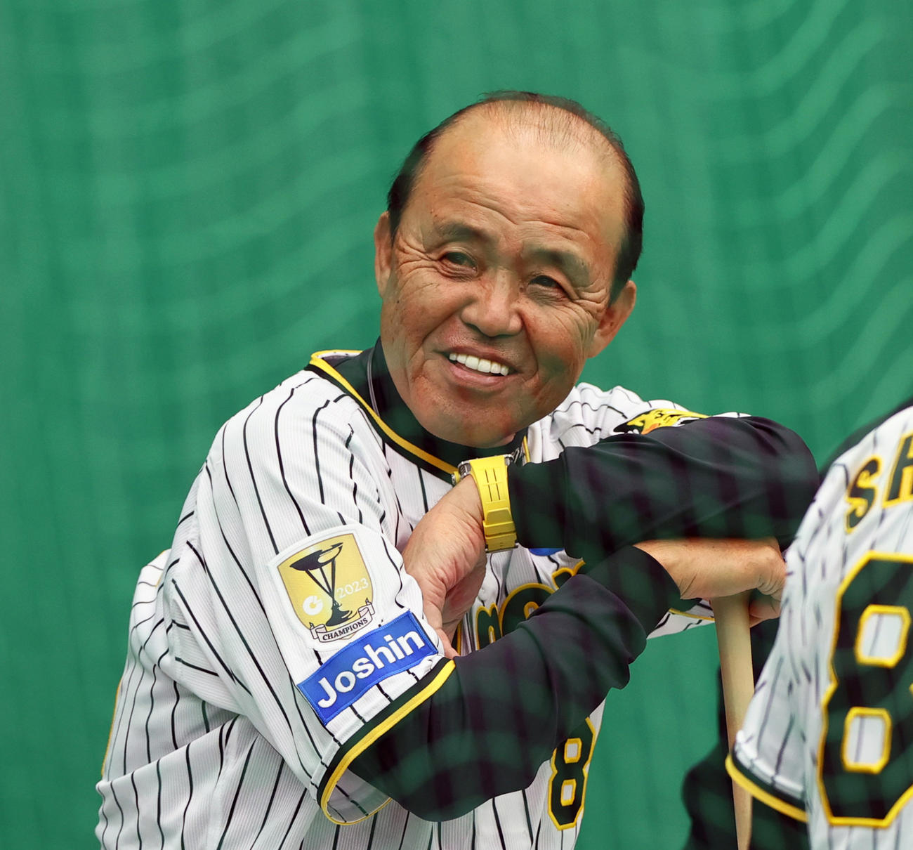 ブルペンで笑顔を見せる阪神岡田監督（撮影・上山淳一）