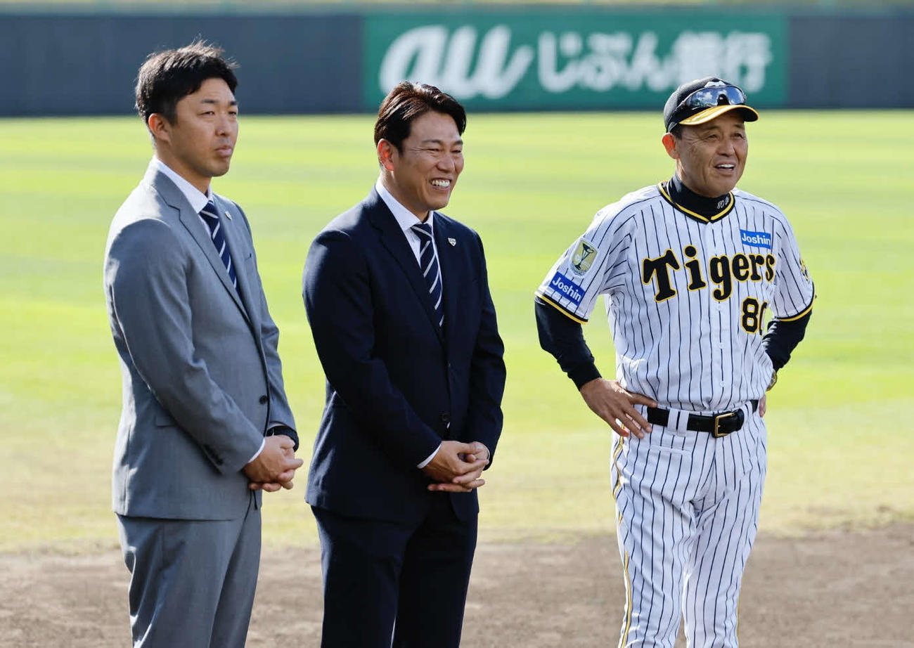 阪神春季キャンプの視察に訪れ、岡田彰布監督と練習を見る侍ジャパン井端弘和監督（中央）と吉見投手コーチ（撮影・藤尾明華）