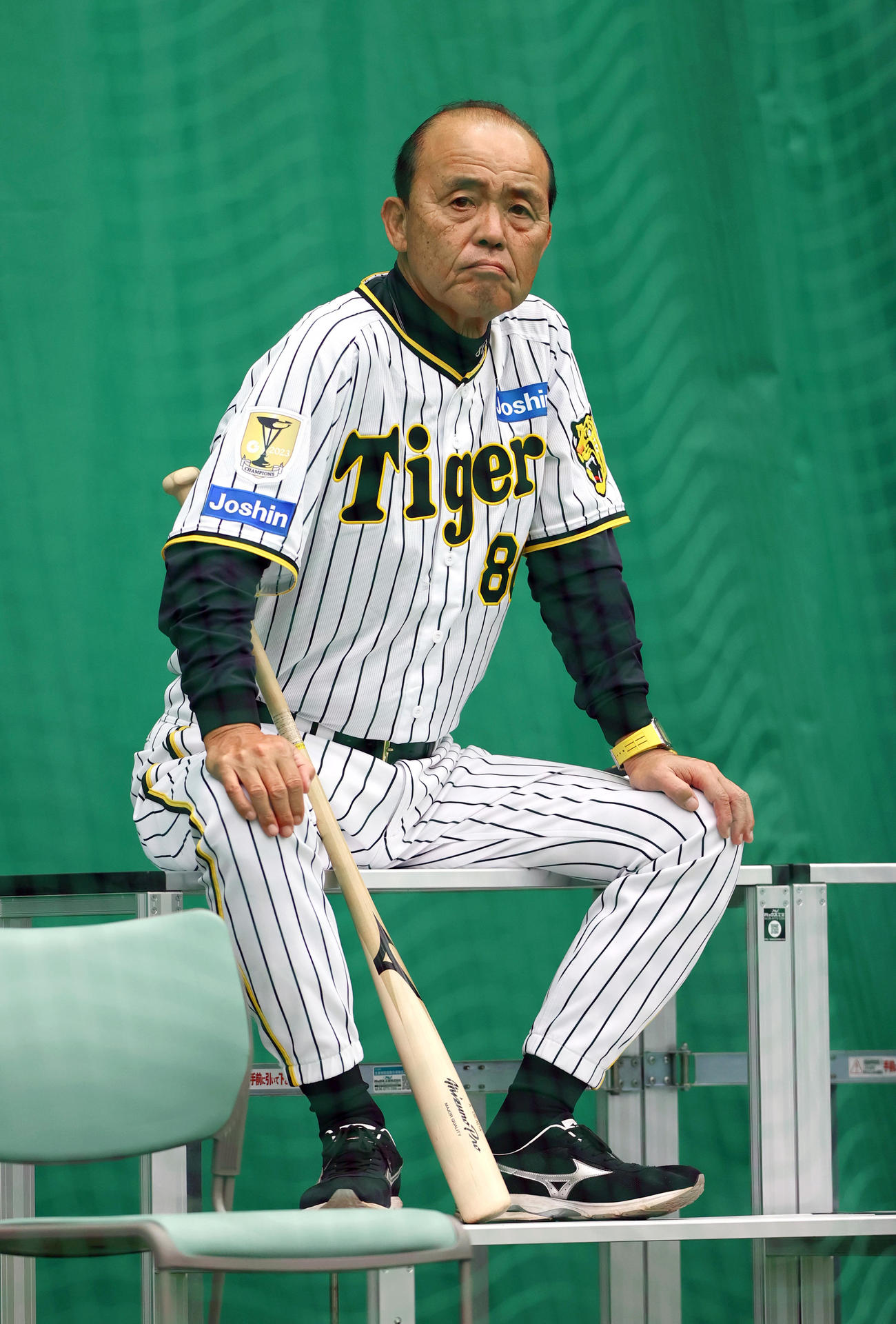 ブルペンを確認する阪神岡田監督（撮影・上山淳一）