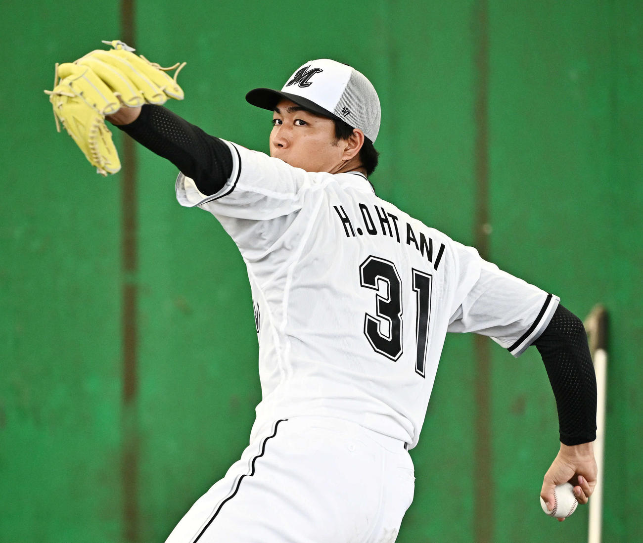 ブルペンで投球練習をするロッテ大谷（撮影・滝沢徹郎）