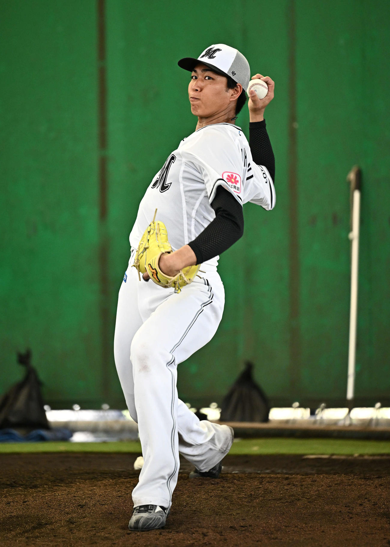 ブルペンで投球練習をするロッテ大谷（撮影・滝沢徹郎）