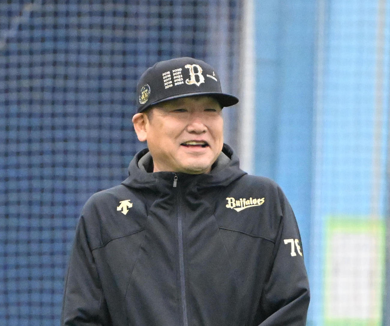 笑顔で練習を見守るオリックス中嶋監督（撮影・和賀正仁）