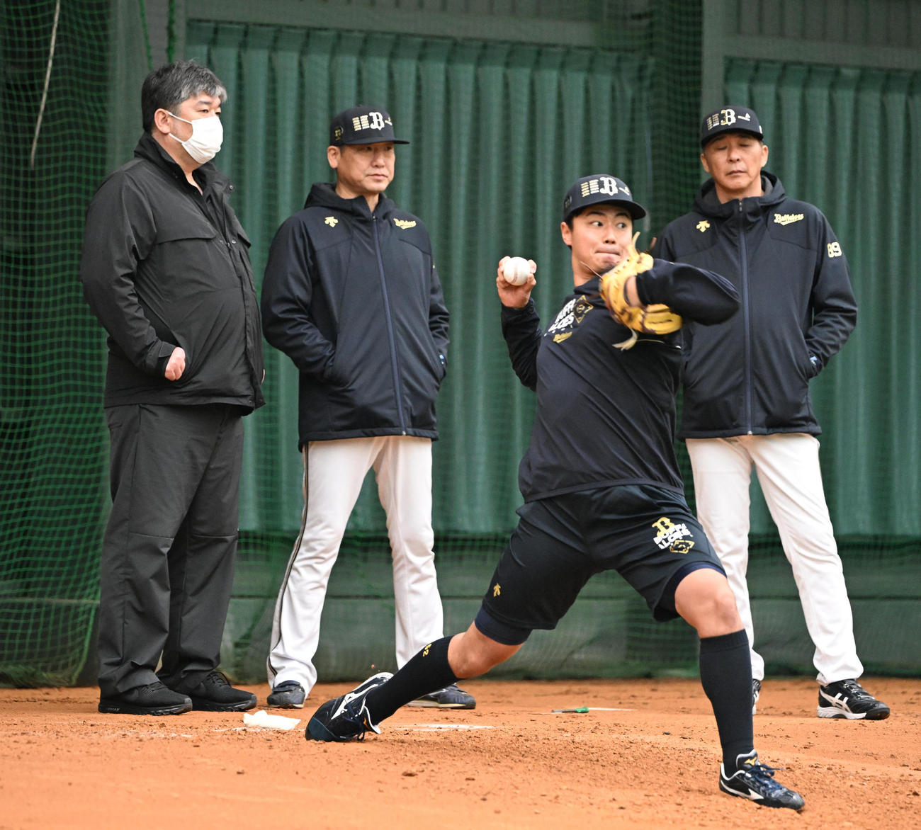 オリックス横山楓の投球を見る野茂氏（左）と中嶋監督、右は小林2軍監督（撮影・和賀正仁）