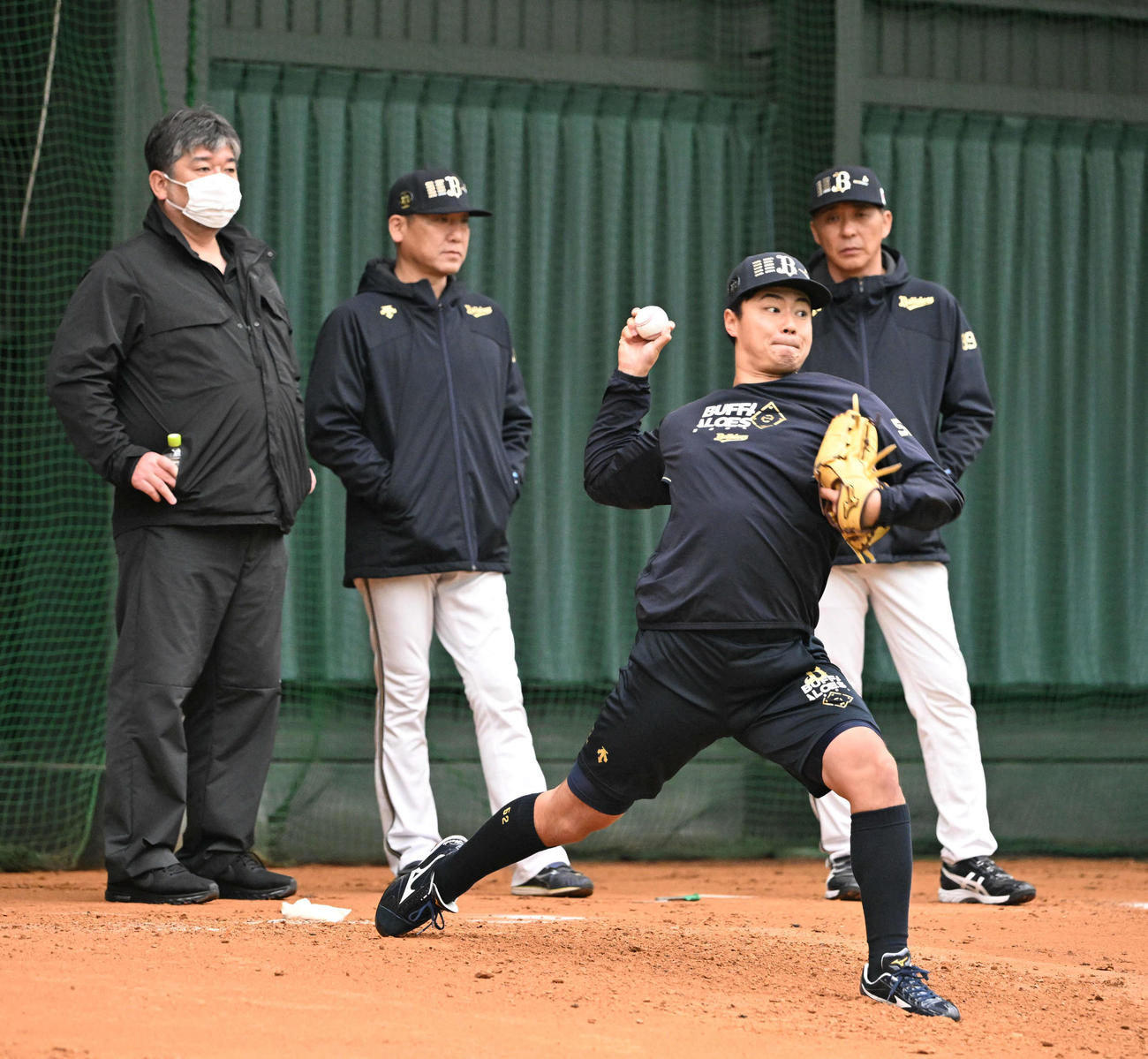 オリックス横山楓の投球を見る野茂氏（左）と中嶋監督（撮影・和賀正仁）