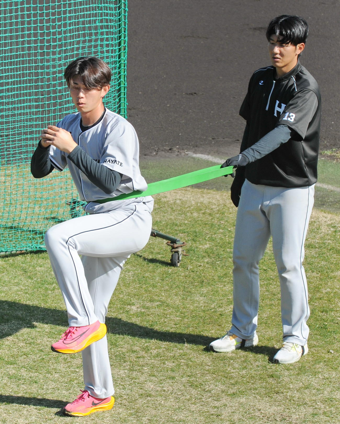 体幹トレーニングに励む野村投手（左）