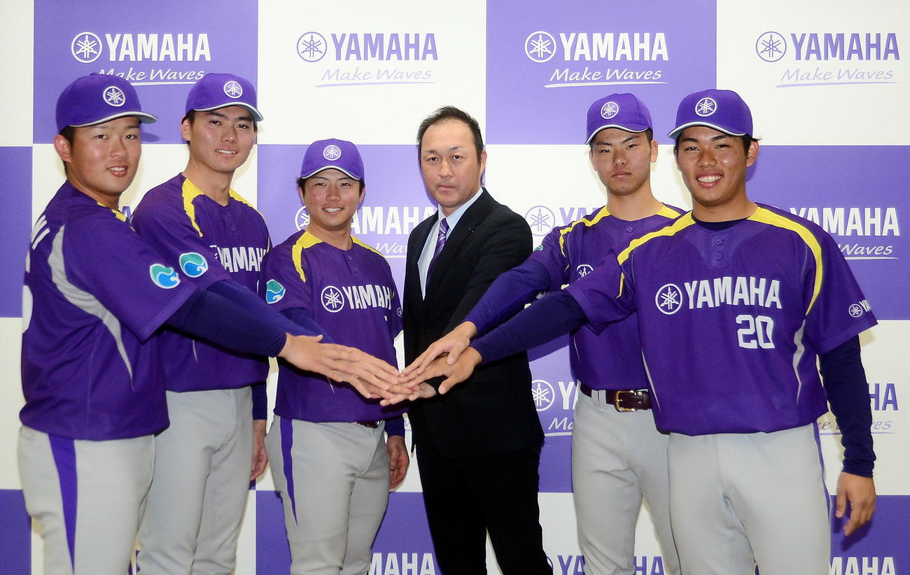 ヤマハの新加入選手会見に出席した、左から桃谷、西村、小林、申原監督、寺沢、吉山