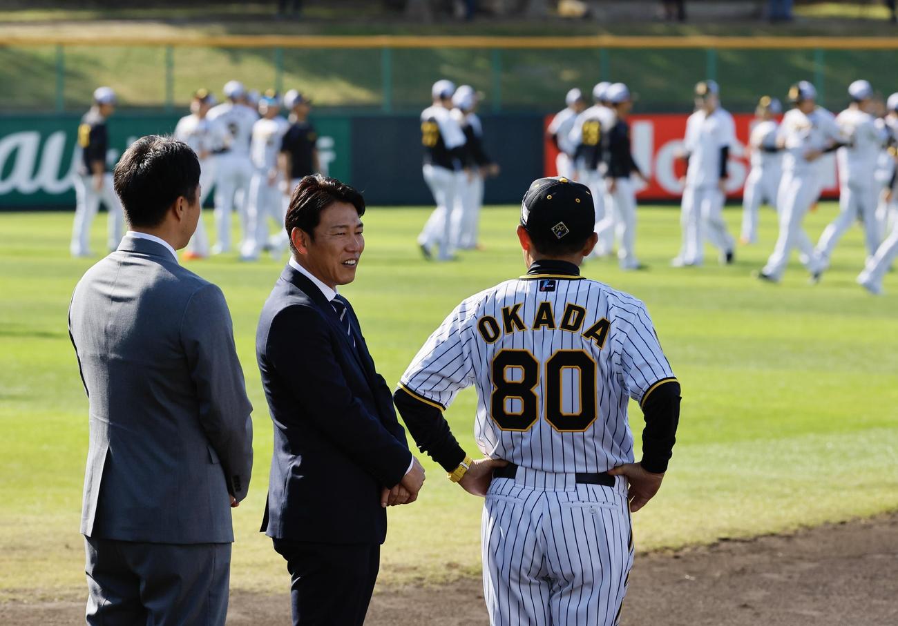 阪神春季キャンプの視察に訪れた侍ジャパン井端監督（中央）と吉見投手コーチ（左）（撮影・藤尾明華）