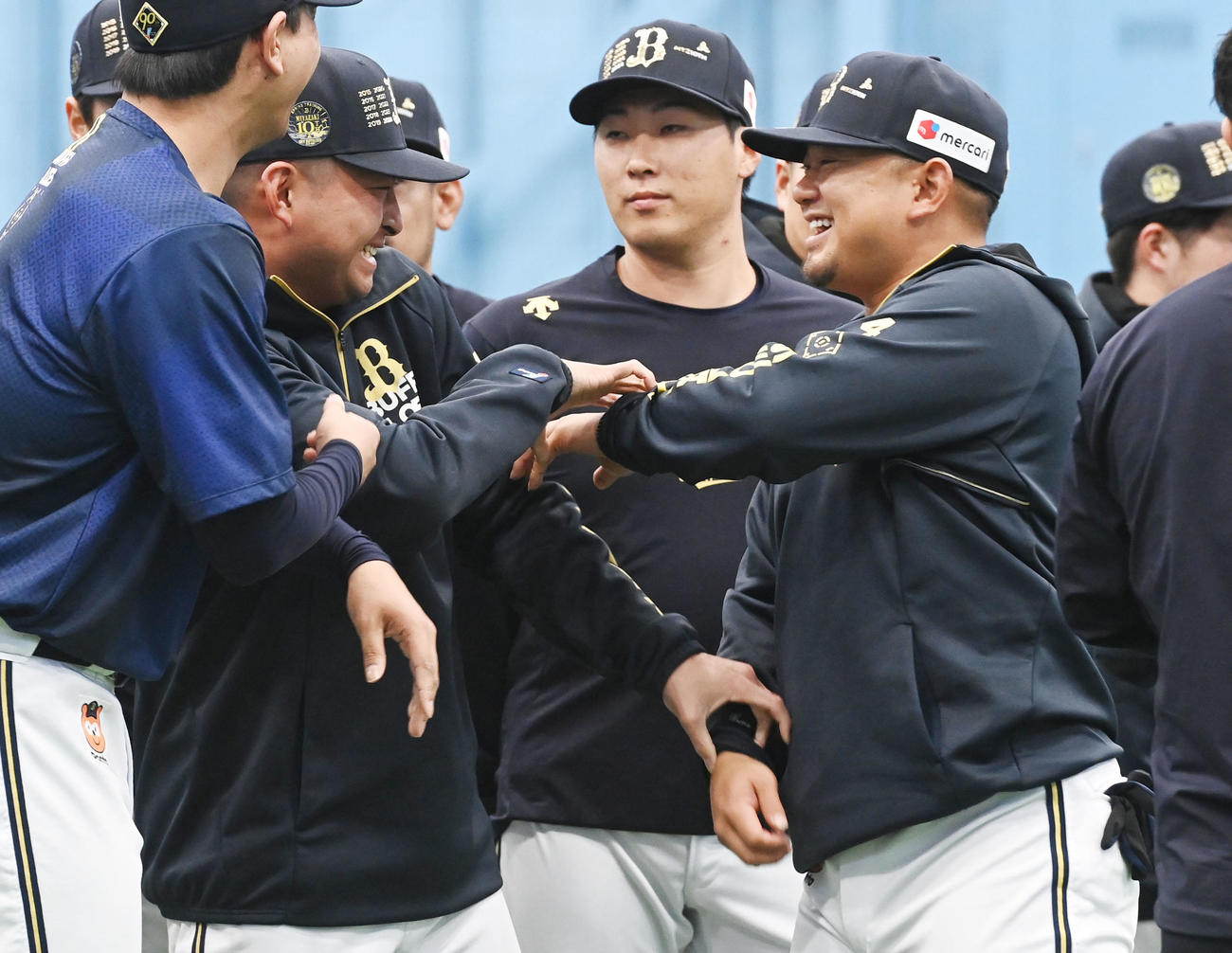 セレモニーで整列する際に笑顔でつかみあうオリックス森（右）と小木田（撮影・和賀正仁）
