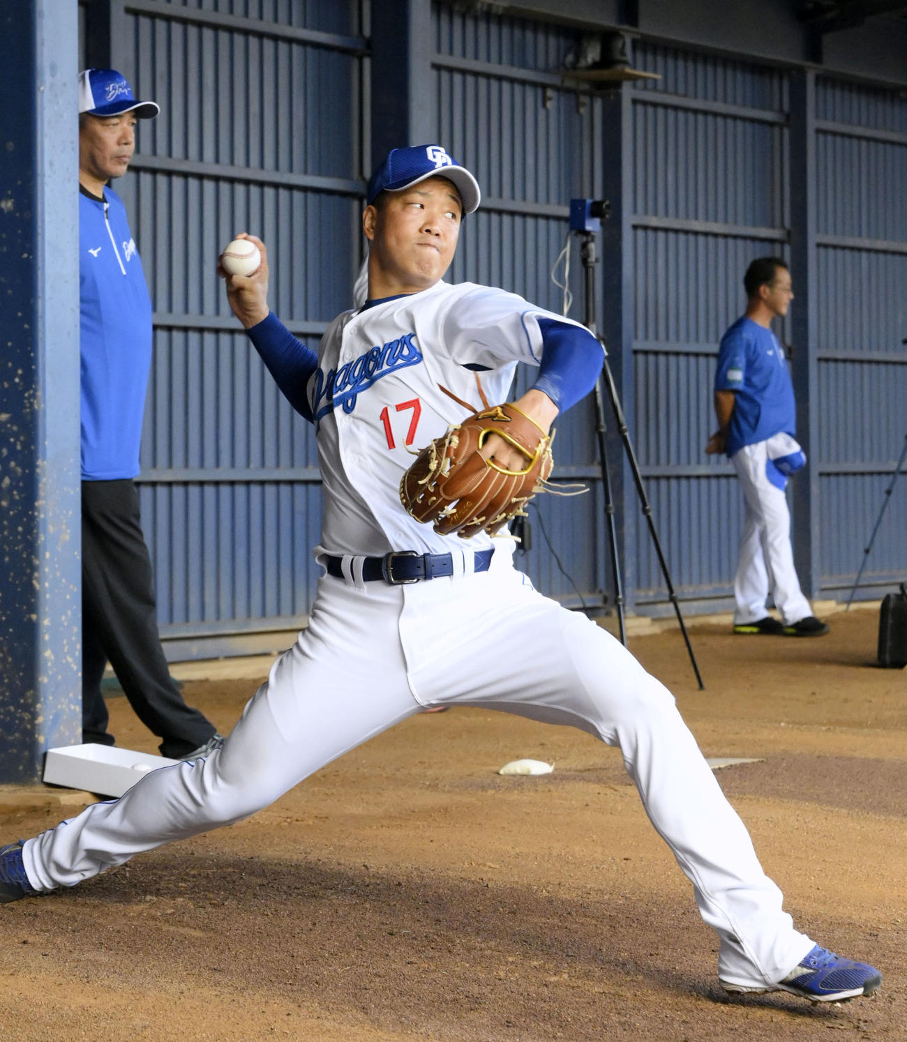 ブルペンで投球練習する中日柳（共同）
