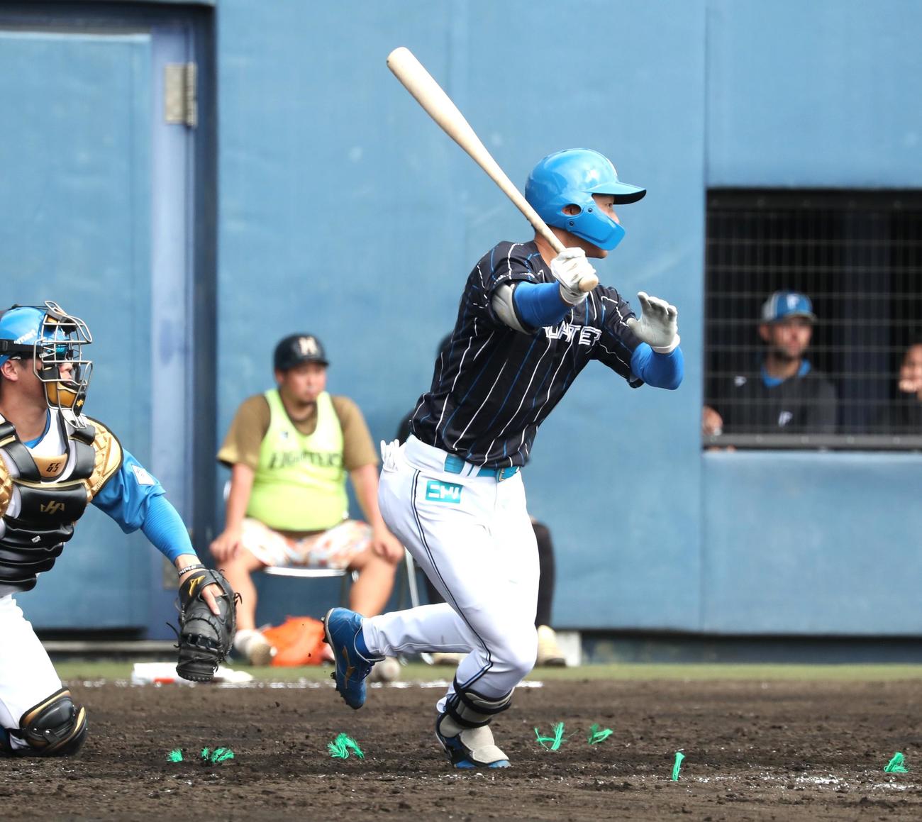 日本ハム紅白戦　5回表紅組2死三塁、左前適時打を放つ石井（撮影・黒川智章）