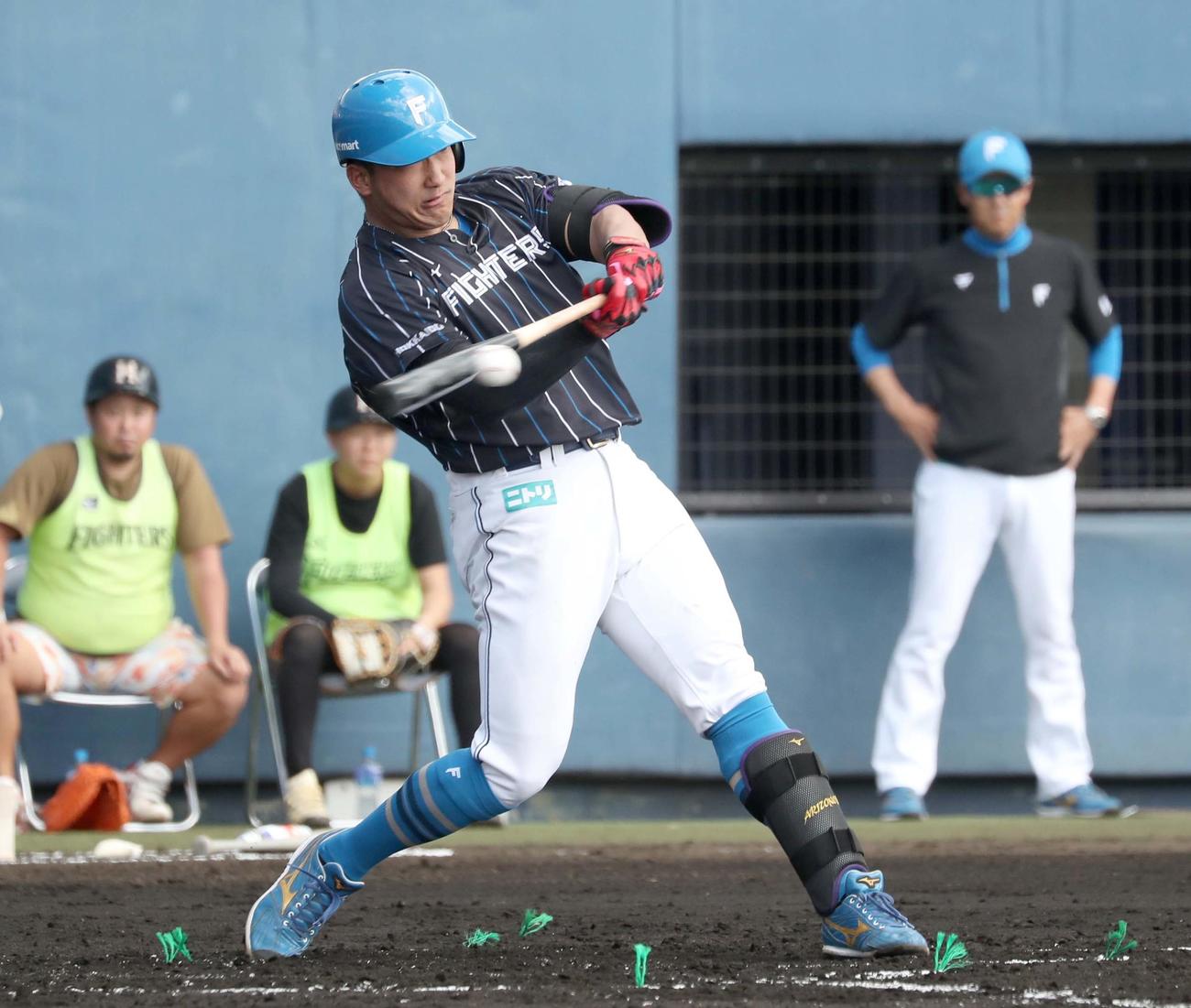 日本ハム紅白戦　2回表紅組無死、右中間に二塁打を放つ有薗（撮影・黒川智章）