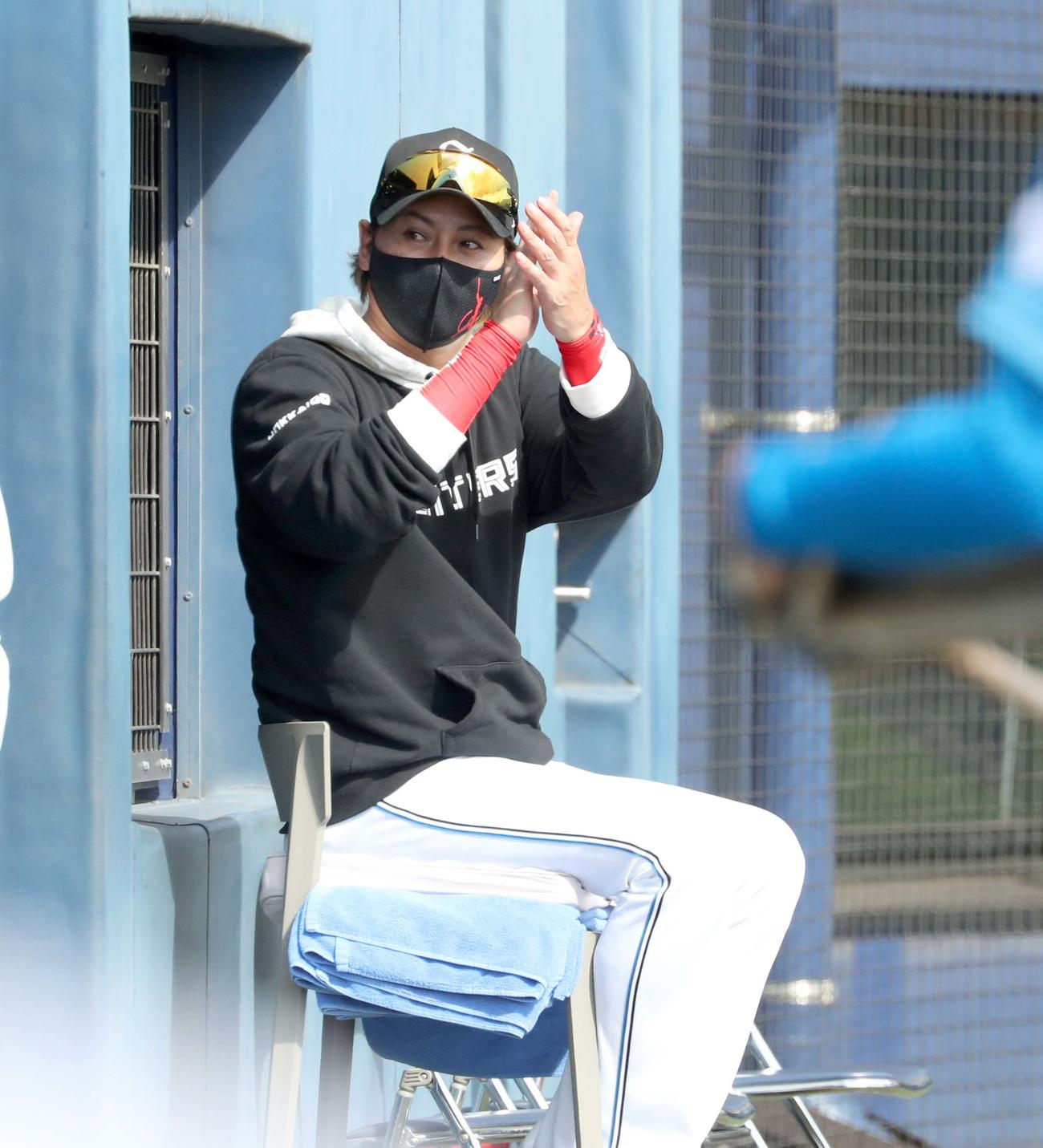 日本ハム紅白戦　試合を見ながら手をたたく新庄監督（撮影・黒川智章）