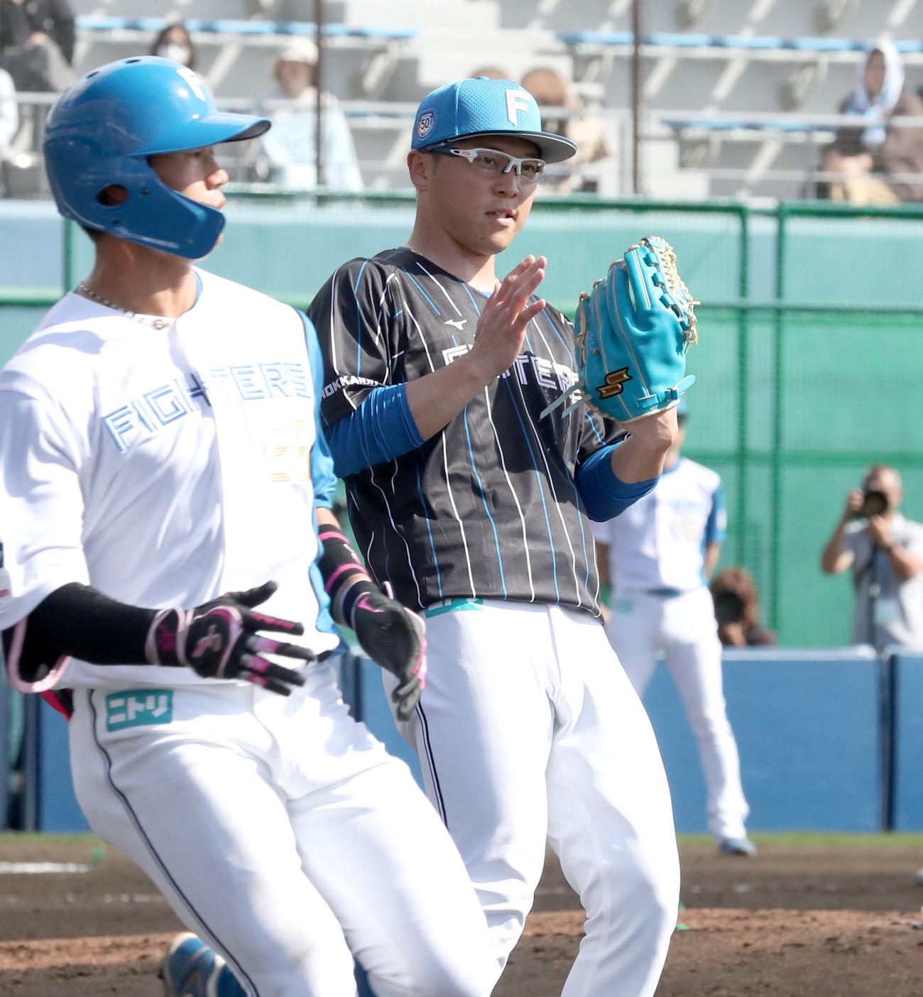 日本ハム紅白戦　3回裏白組2死、細川を一ゴロにとりグラブをたたく生田目（撮影・黒川智章）