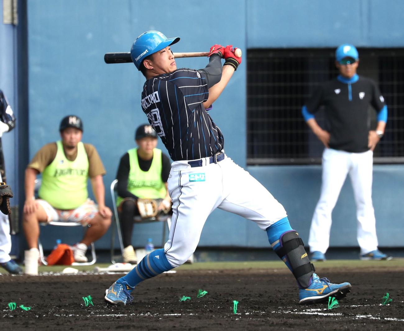 日本ハム紅白戦　2回表紅組無死、右中間に二塁打を放つ有薗（撮影・黒川智章）