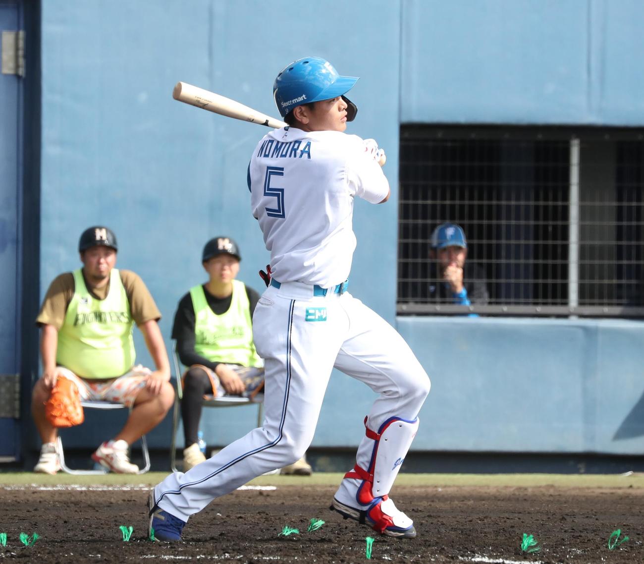 日本ハム紅白戦　2回裏白組無死、左前打を放つ野村（撮影・黒川智章）
