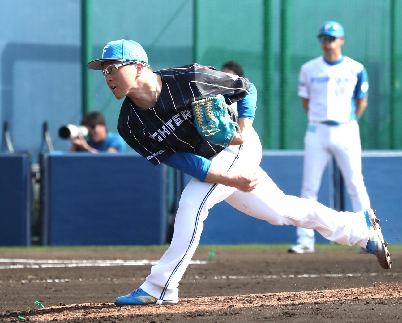 日本ハム紅白戦　3回に登板の紅組生田目（撮影・黒川智章）