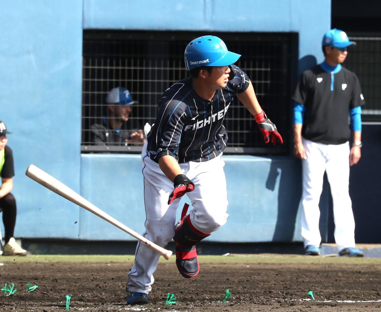 日本ハム紅白戦　4回表紅組1死二塁、左前打を放つ進藤（撮影・黒川智章）