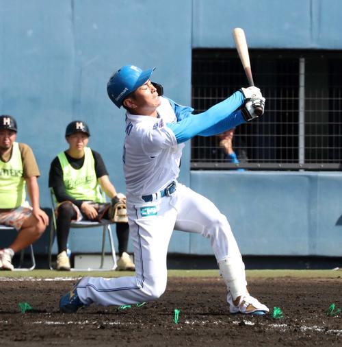 日本ハム紅白戦　2回裏白組1死一塁、三振に終わる宮崎（撮影・黒川智章）