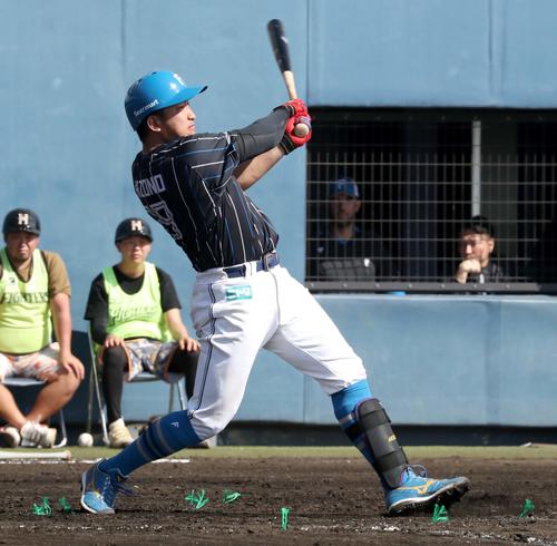 日本ハム紅白戦　4回表紅組無死、左越え本塁打を放つ有薗（撮影・黒川智章）