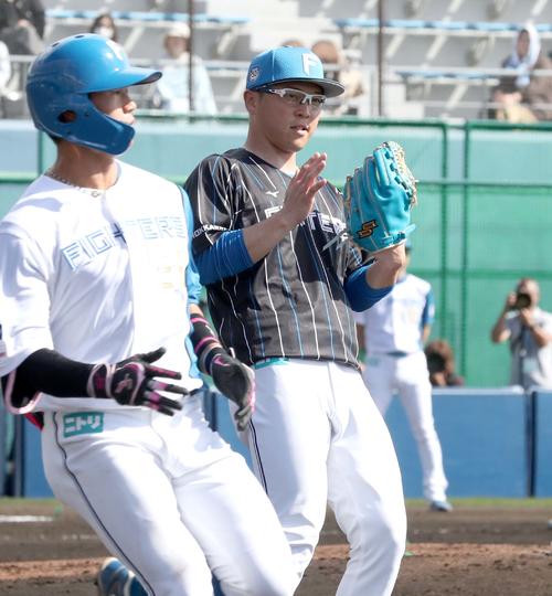 日本ハム紅白戦　3回裏白組2死、細川を一ゴロにとりグラブをたたく生田目（撮影・黒川智章）