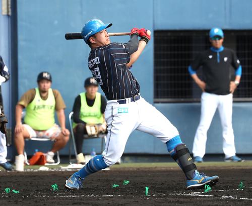 日本ハム紅白戦　2回表紅組無死、右中間に二塁打を放つ有薗（撮影・黒川智章）
