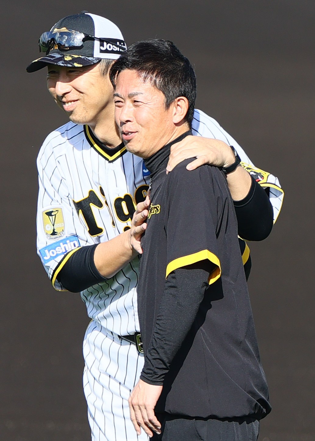 今岡打撃コーチ（左）と笑顔を見せる赤星臨時コーチ（撮影・上
山淳一）