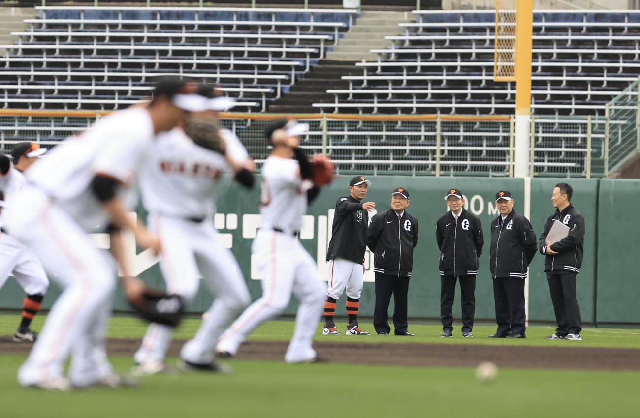 キャンプ視察に訪れた巨人山口オーナー(後方中央)らに説明する阿部監督(同左)(撮影・浅見桂子)