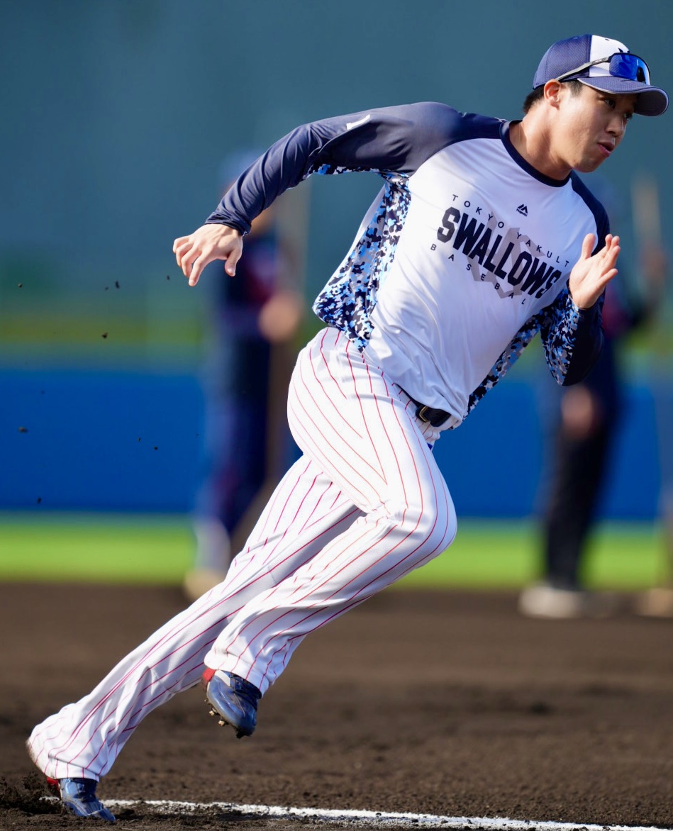 ベースランニングに取り組むヤクルト山田（撮影・横山健太）