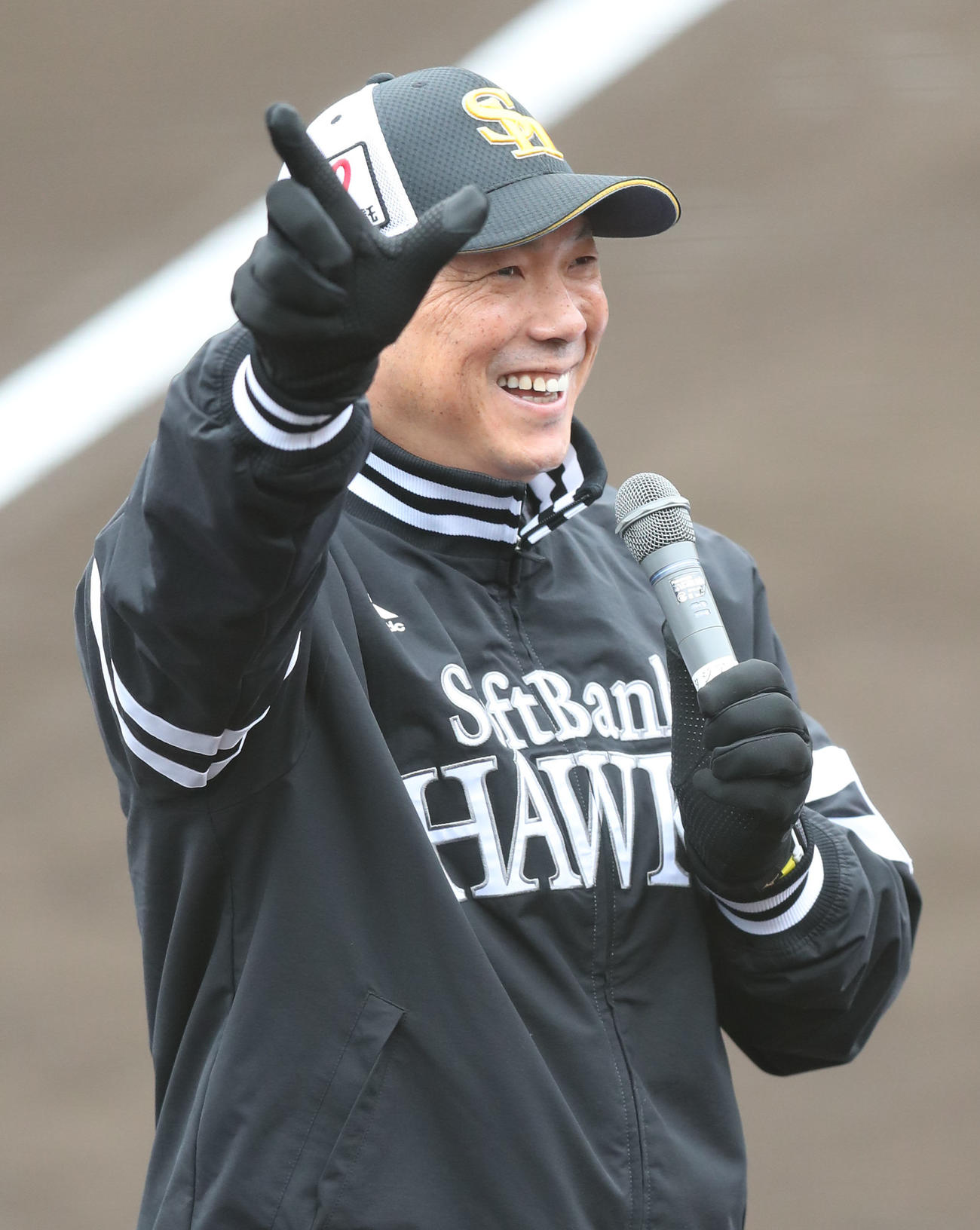 セレモニーでファンの声援に笑顔を見せるソフトバンク小久保監督（撮影・梅根麻紀）