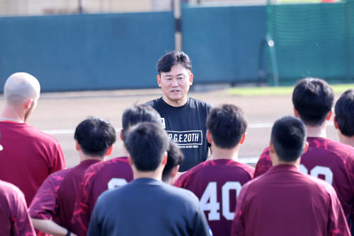 練習前、選手にあいさつする楽天三木谷オーナー(撮影・鈴木正人)