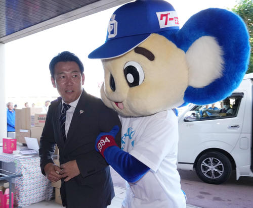 到着した侍ジャパン井端監督を出迎えるドアラ(右)(撮影・森本幸一)
