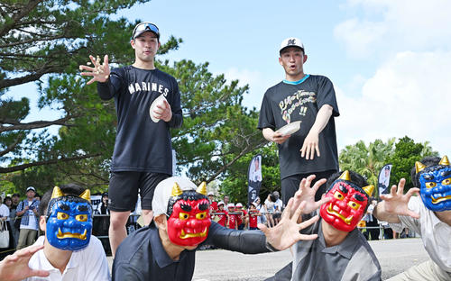 節分の豆まきをするロッテ種市(左)と小島(撮影・滝沢徹郎)