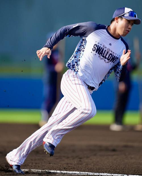 ベースランニングに取り組むヤクルト山田(撮影・横山健太)