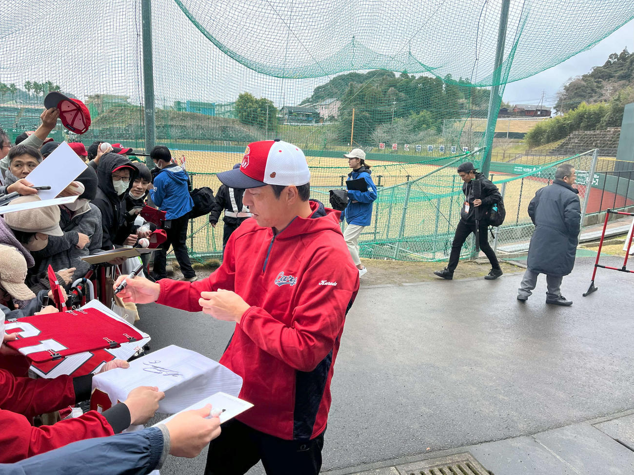 ファンにサインする広島黒田博樹球団アドバイザー（撮影・前原淳）