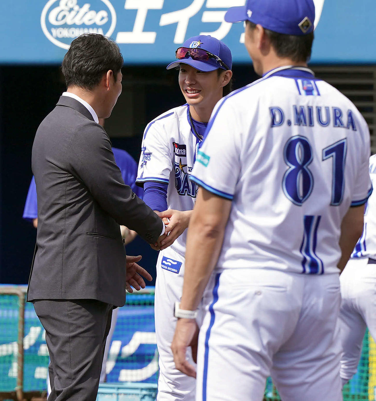 視察に訪れた侍ジャパン井端監督（左）と握手を交わすDeNAドラフト1位の度会（撮影・たえ見朱実）