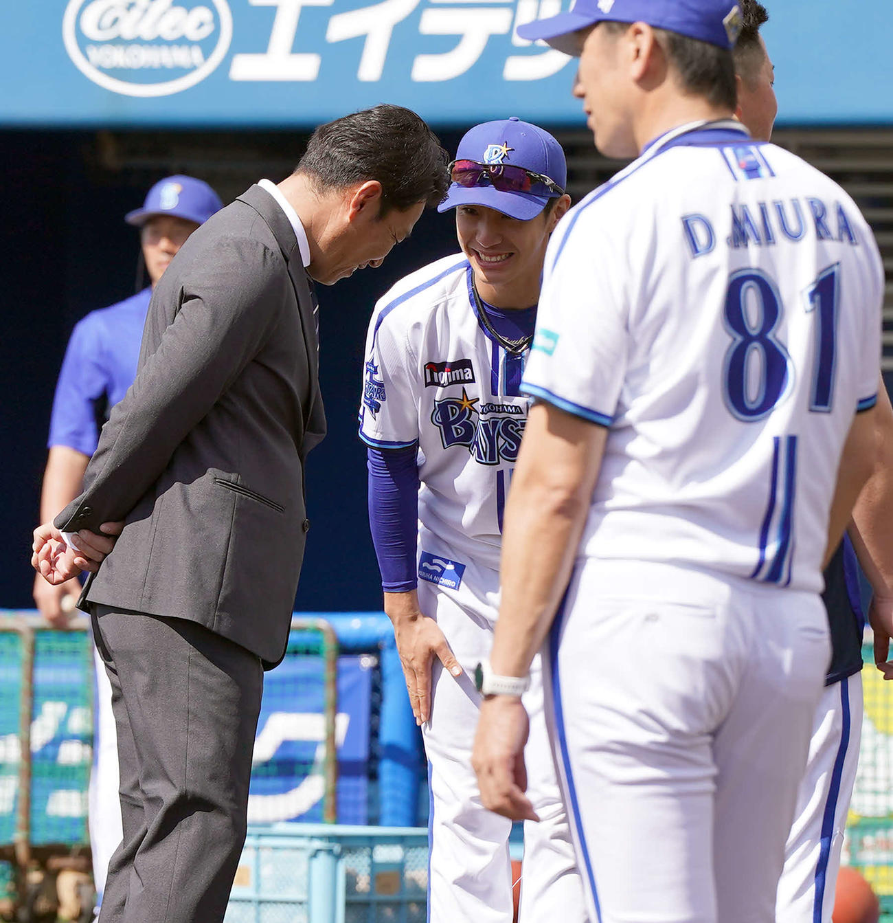 視察に訪れた侍ジャパン井端監督（左）にあいさつをするDeNAドラフト1位の度会（撮影・たえ見朱実）