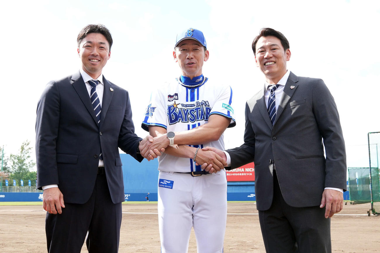 視察に訪れた侍ジャパン井端監督（右）と記念撮影に納まるDeNA三浦監督。左は吉見コーチ（撮影・たえ見朱実）