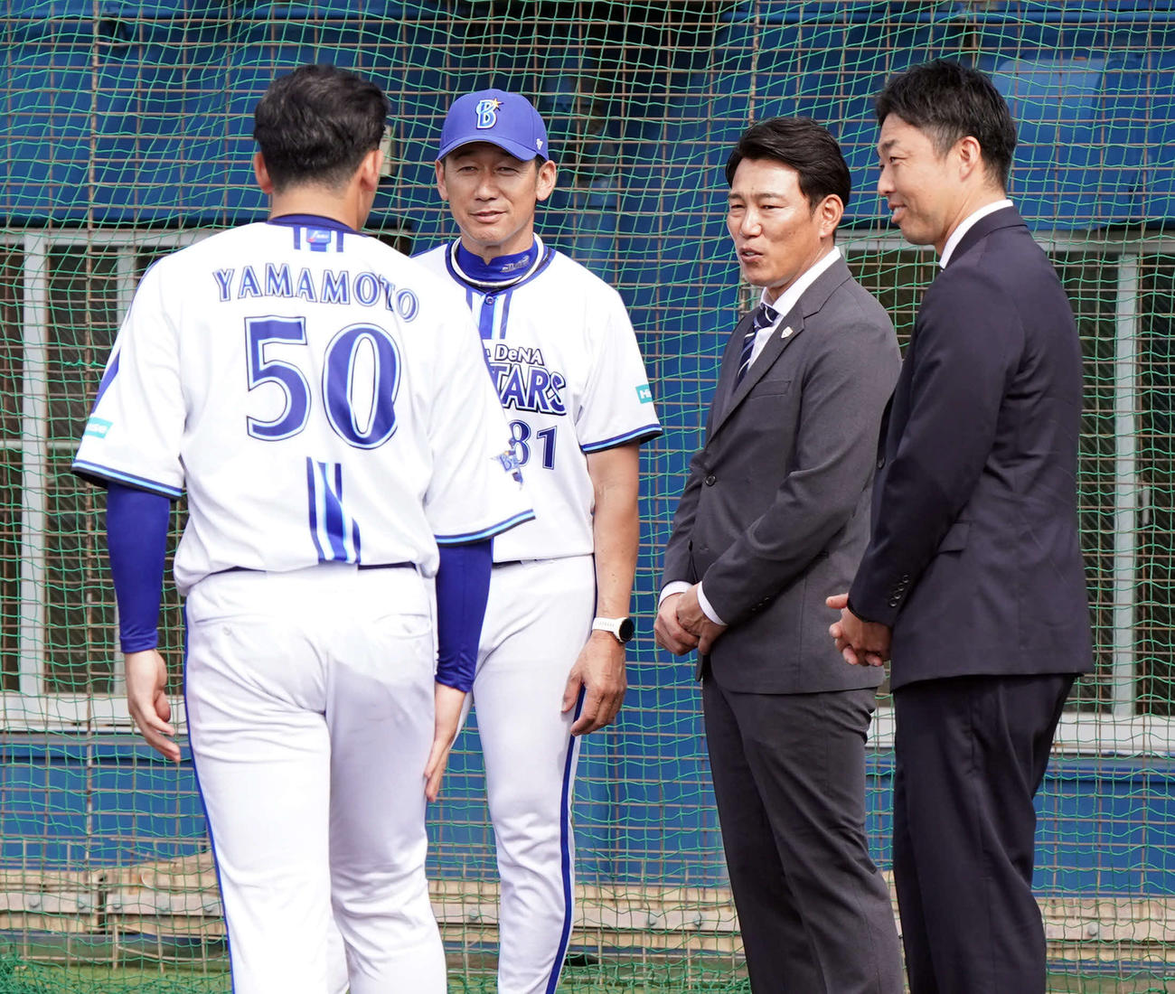 DeNA山本祐大と談笑する侍ジャパン井端監督（中央）。左からDeNA三浦監督、1人おいて吉見コーチ（撮影・たえ見朱実）