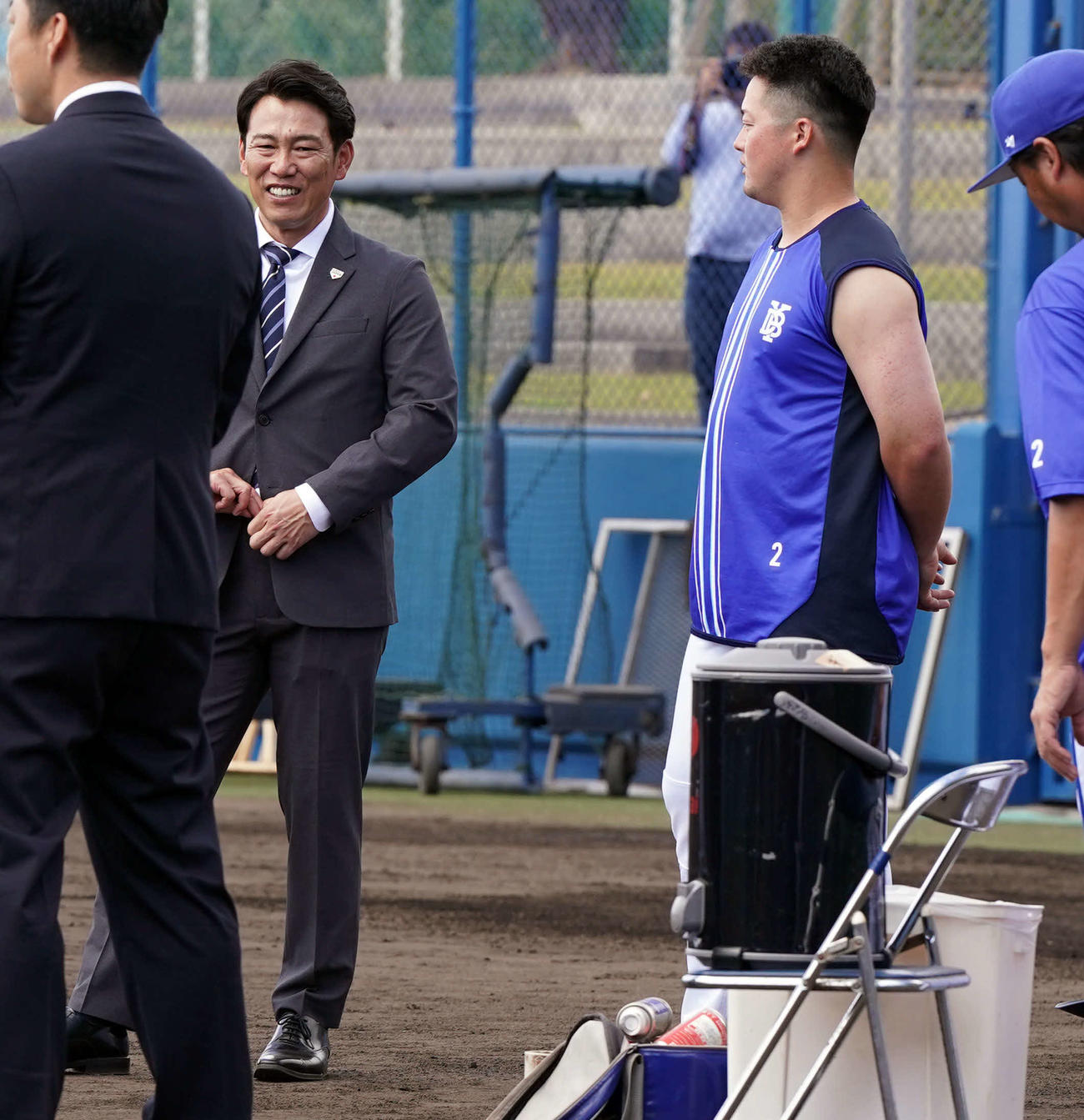 DeNA牧と談笑する侍ジャパン井端監督（右）（撮影・たえ見朱実）