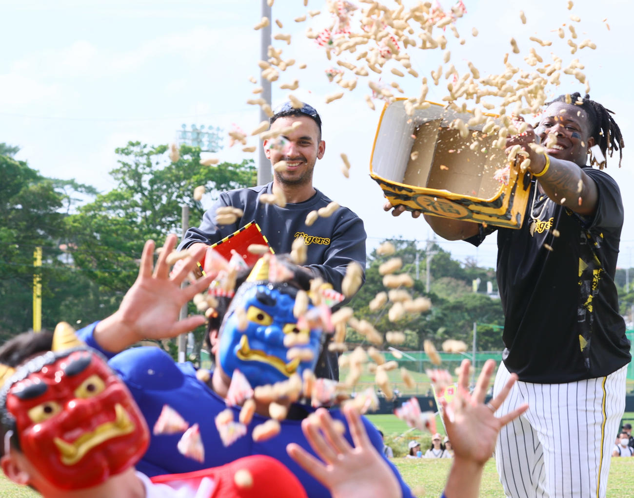 宜野座で豆まきをする阪神ゲラ（左）と阪神ミエセス（撮影・上山淳一）