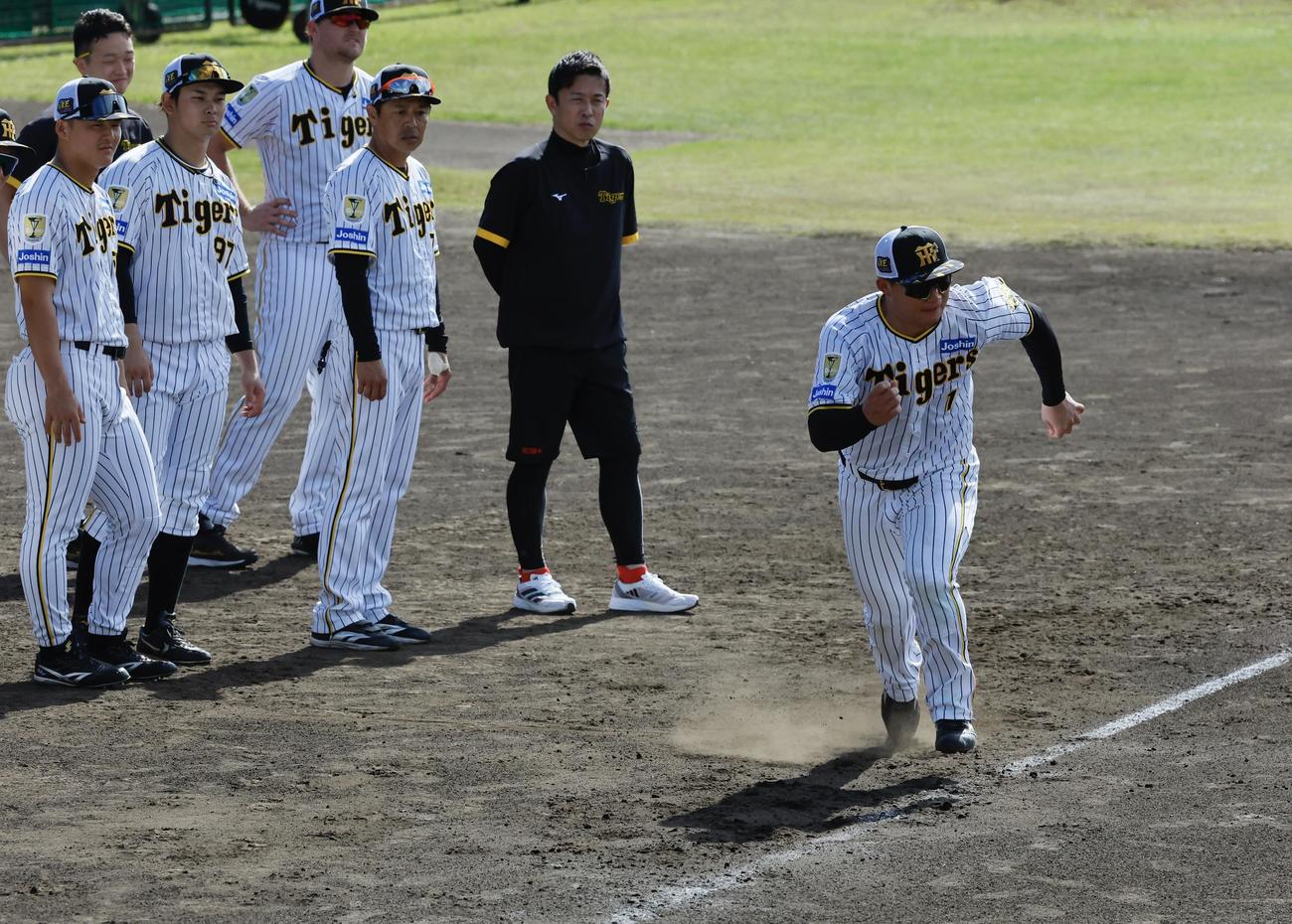 阪神春季キャンプ　赤星憲広臨時コーチの指導を受けながら、走塁練習する森下翔太（撮影・藤尾明華）